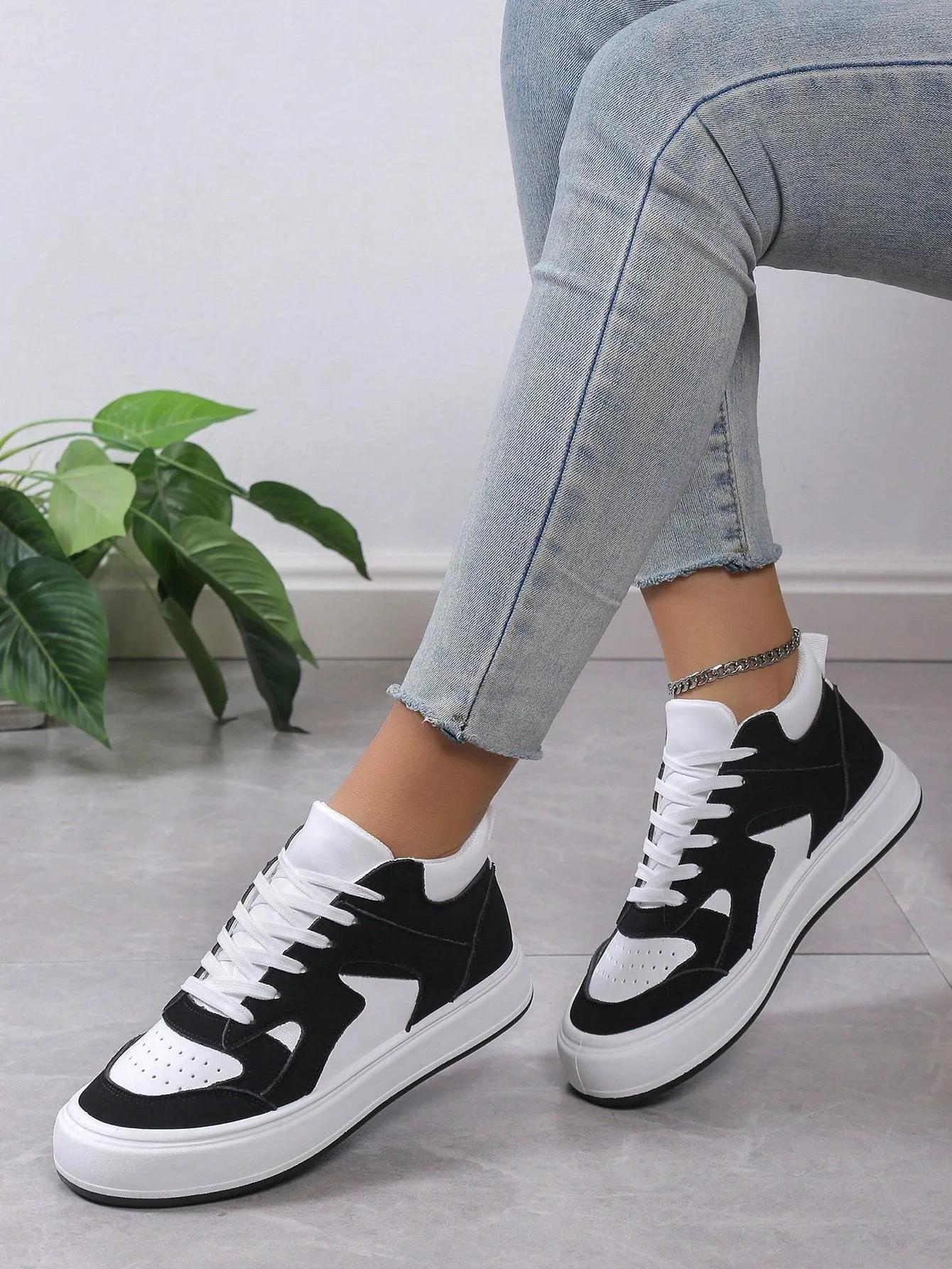 Women Minimalist Lace-up Front Skate Shoes, Sporty Outdoor Sneakers